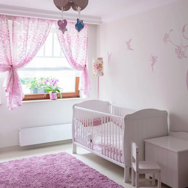 Babymeubelen in schattige interieur — Stockfoto