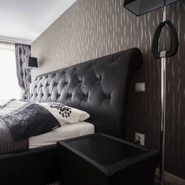 Doppelbett im Luxus-Schlafzimmer — Stockfoto