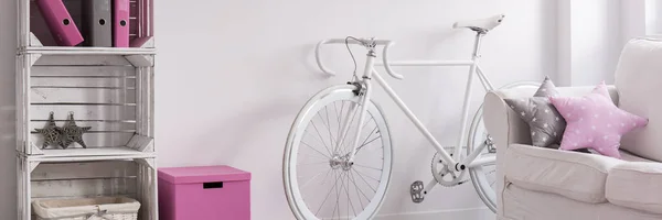 Habitación de moda con bicicleta retro — Foto de Stock