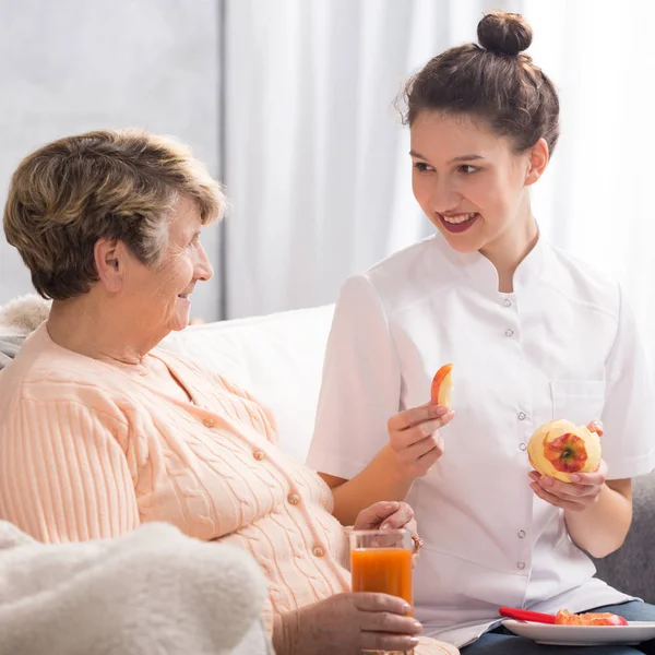 Pflegekraft gibt gesunde Mahlzeit — Stockfoto