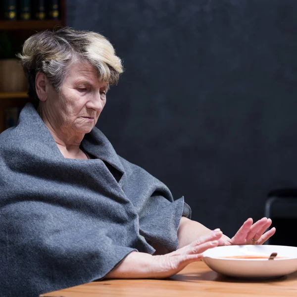 Mulher idosa deprimida se recusando a comer — Fotografia de Stock