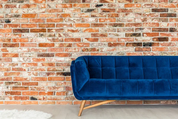Blauwe gestoffeerde sofa — Stockfoto
