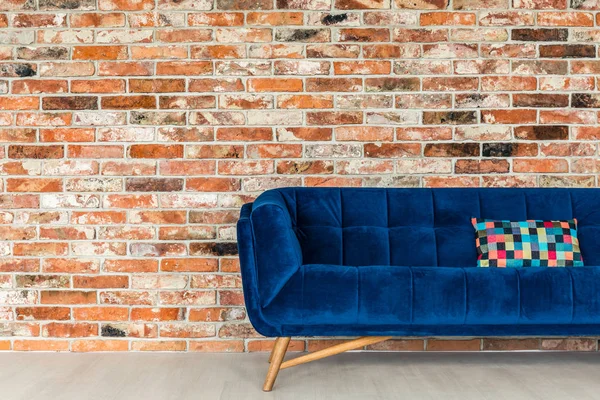 Sofá azul com travesseiro patchwork — Fotografia de Stock