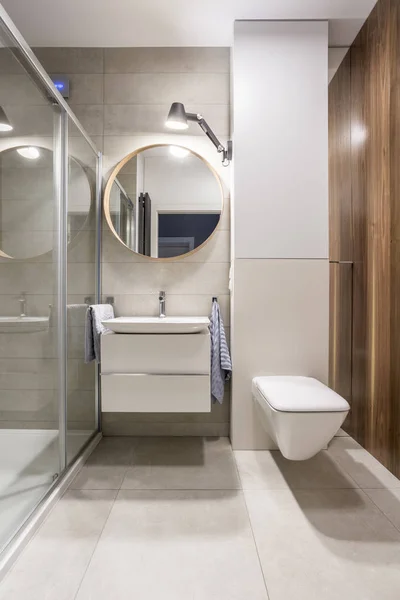 Grijze badkamer met toilet — Stockfoto