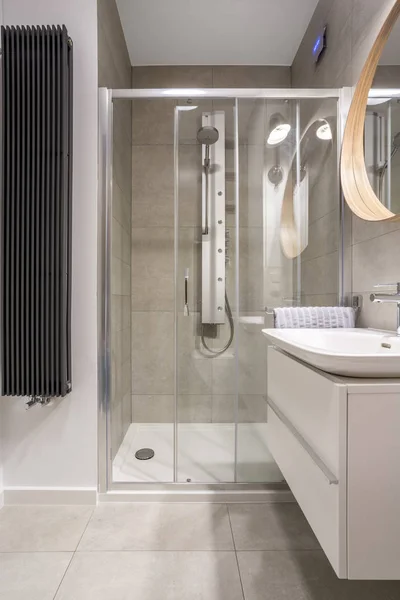 Łazienka z kabiną prysznicową — Zdjęcie stockowe