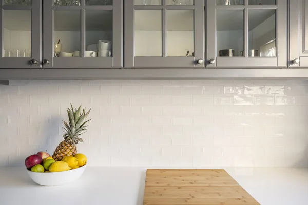 Cozinha com bancada branca — Fotografia de Stock