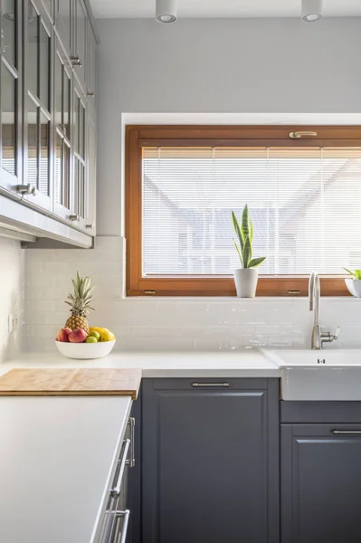 Cocina moderna con ventana — Foto de Stock