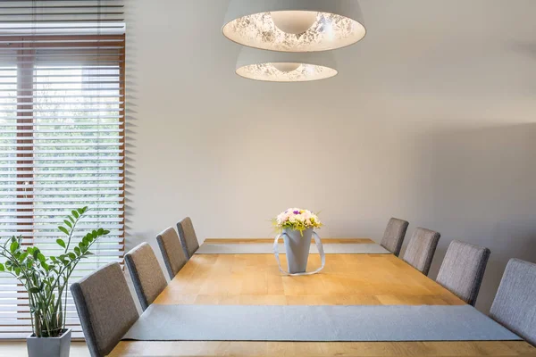 Ahşap yemek masası ve lambası — Stok fotoğraf