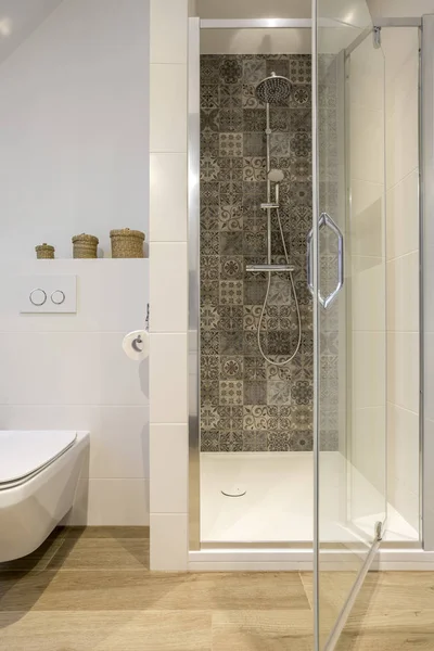 Badezimmer mit Dusche — Stockfoto