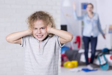 kulakları kapsayan çocuk