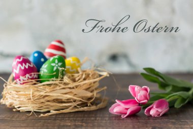 Paskalya kartı ile dekore edilmiş yumurta