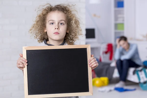 Pojke innehav små blackboard — Stockfoto