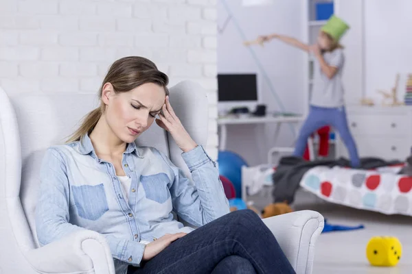 Madre cansada del niño hiperactivo —  Fotos de Stock