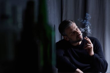 Sigara bağımlısı adam