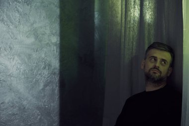 Adam ayrılık yaşıyor