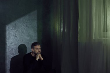 Adam depresyon ile mücadele