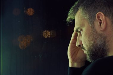 Düşünceli adam tek başına oturmak