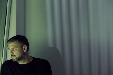 pencereden görünen adam