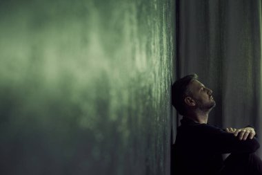 Kasvetli odadaki adam