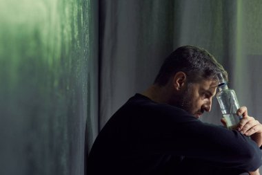 Adam alkol ile ilgili sorunlar yaşıyorsanız