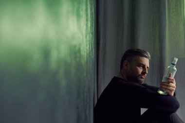 Alkol ile kırık adam