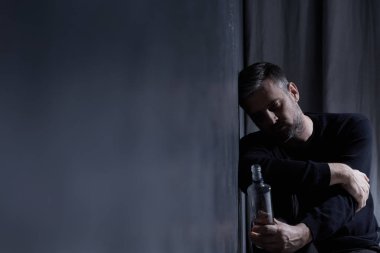 Adam holding şişe alkol