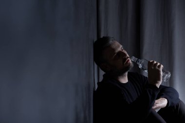 Tek başına oturan adam içti