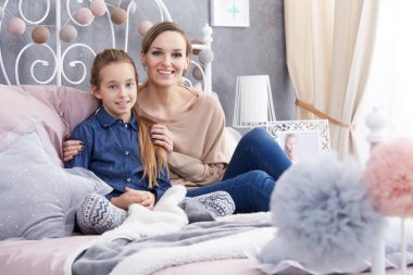 Mutlu anne ve kızı rahatlatıcı