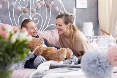 Anne ve kızı gülümsüyor.