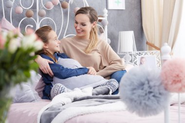 Kadın kucaklama kız