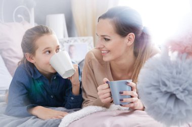 Anne ve kızı cups ile