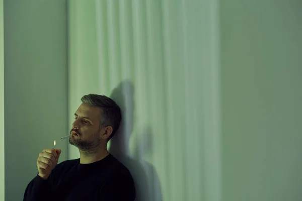 Homem acendendo um cigarro — Fotografia de Stock