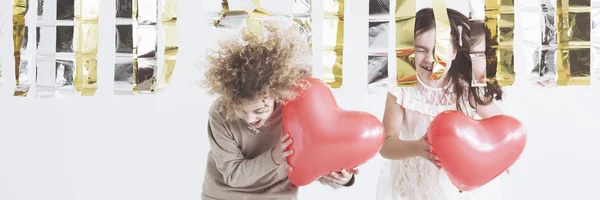 Bambini che tengono palloncini rossi — Foto Stock