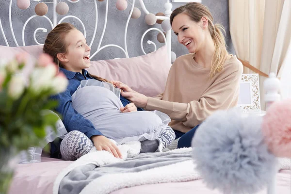 Mère s'amuser avec sa fille — Photo