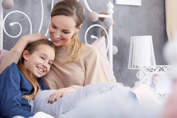 Fürsorgliche Mutter und glückliche Tochter — Stockfoto