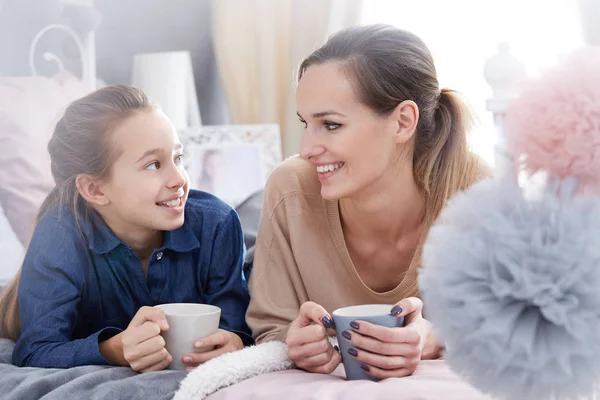 Madre e hija bebiendo té — Foto de Stock