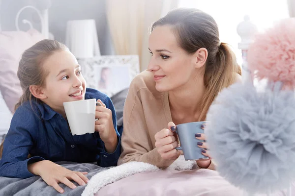 Mãe e filha segurando copos — Fotografia de Stock