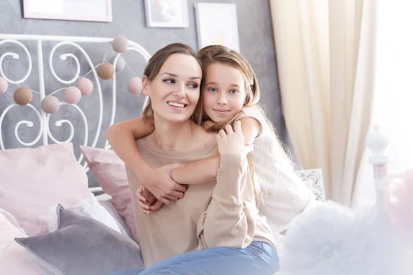 Menina abraçando sua mãe feliz — Fotografia de Stock