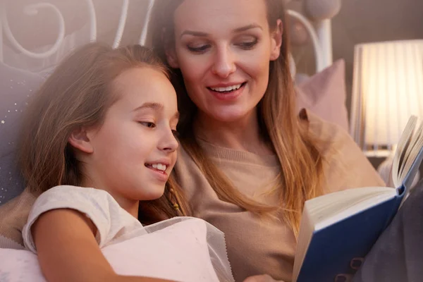 Мать читает дочери — стоковое фото
