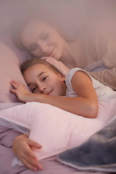 Menina dormindo com a mãe — Fotografia de Stock