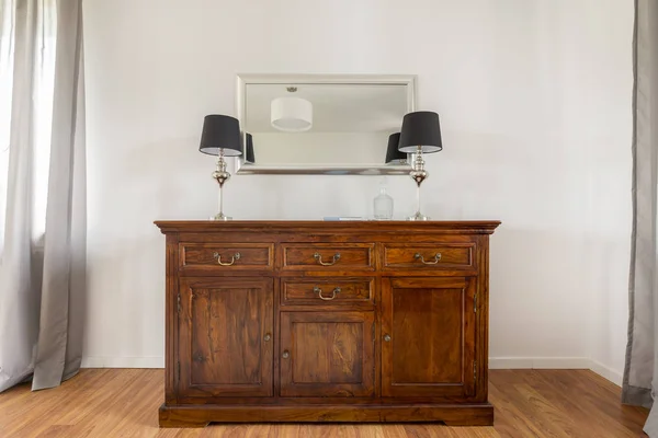Colpo più vicino di gabinetto elegante di legno — Foto Stock