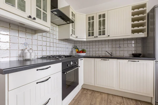 Kjitchen beyaz duvar üniteleri ile 