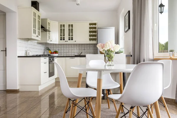 View of the bright open plan kitchen — Stock Photo, Image