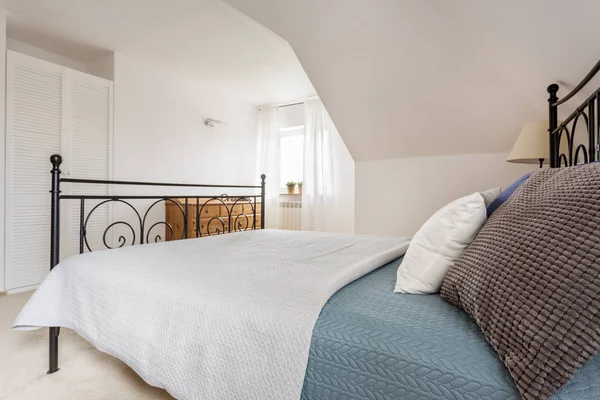Сімейне ліжко з подушками і вікном — стокове фото