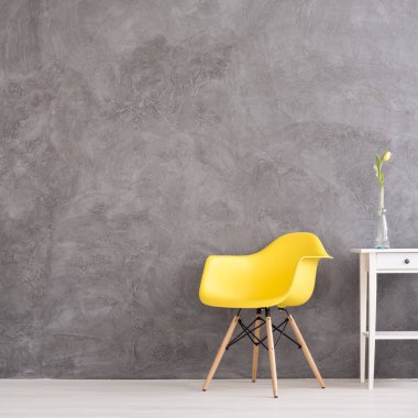 Gri duvar iç sarı koltuğu