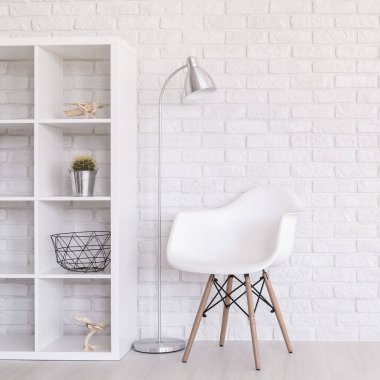 Regale süslemeleri ile beyaz ve sandalye