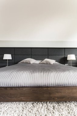 Gri yorgan ile yatak