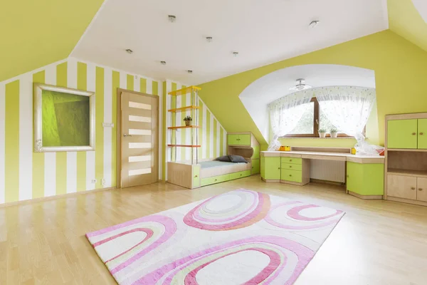 Зеленая комната с кроватью и письменным столом — стоковое фото