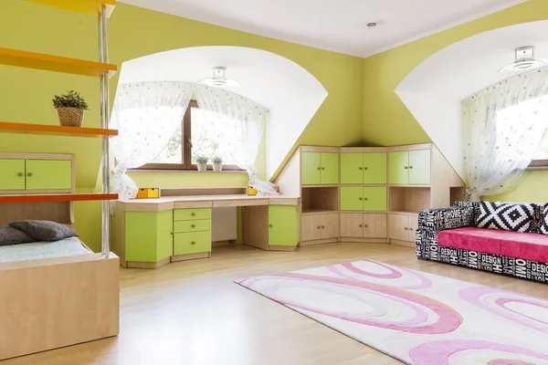 Groene kind kamer met Bank — Stockfoto