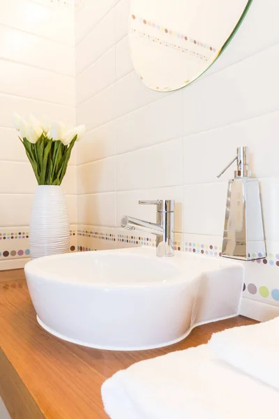 Elegante baño con lavabo blanco — Foto de Stock